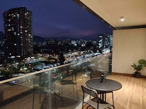 Amplia terraza, ideal para compartir y disfrutar la ciudad