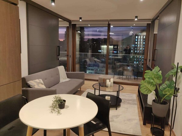 Living comedor conectados para disfrutar la vista a la ciudad
