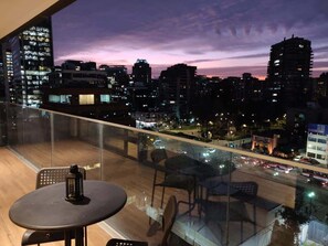 Amplia terraza, ideal para compartir y disfrutar la ciudad