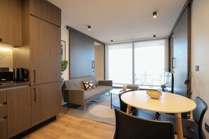 Descubre el Encanto Moderno en el Corazón de Las Condes