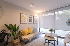 Estudio moderno con diseño minimalista.