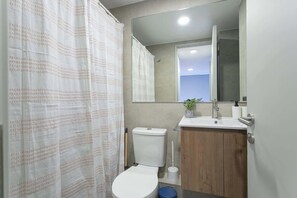 Baño con tina en un ambiente acogedor.