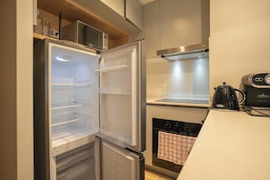 Cocina equipada con todo lo necesario para una estancia larga y cómoda.