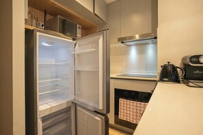 Cocina equipada con todo lo necesario para una estancia larga y cómoda.