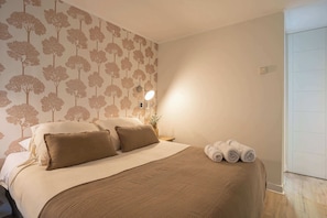 Cálido y acogedor dormitorio principal con decoración minimalista y relajante.