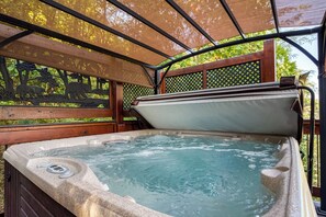 Outdoor spa tub