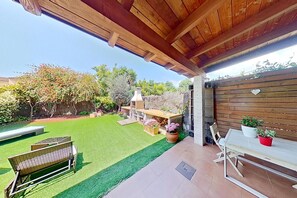 PORCHE, JARDÍN Y BBQ