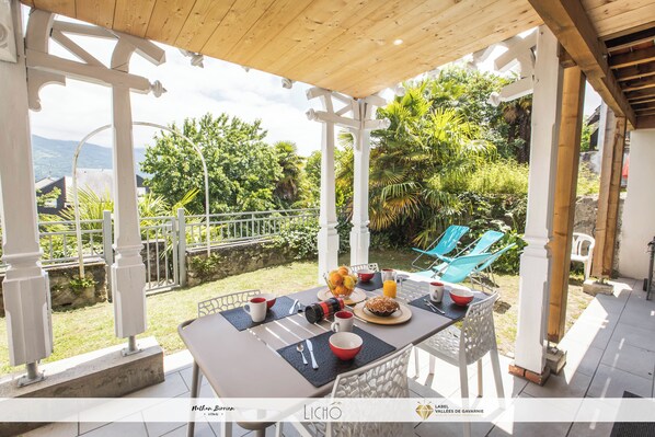 Outdoor dining