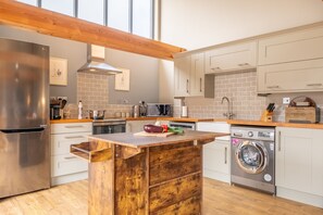 The Cabin, Brancaster Staithe: A fully-equipped kitchen area