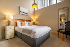 The Cabin, Brancaster Staithe: A king-size bed to retire to