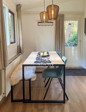 Eettafel met bankje en 2 stoelen. Er is ruimte voor 2 extra stoelen.