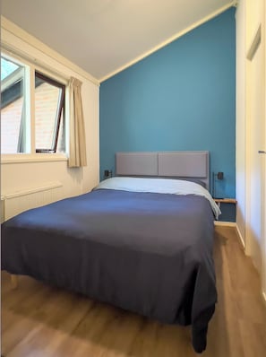 Slaapkamer 1 met 2 persoonsbed (200cm x 140cm)
