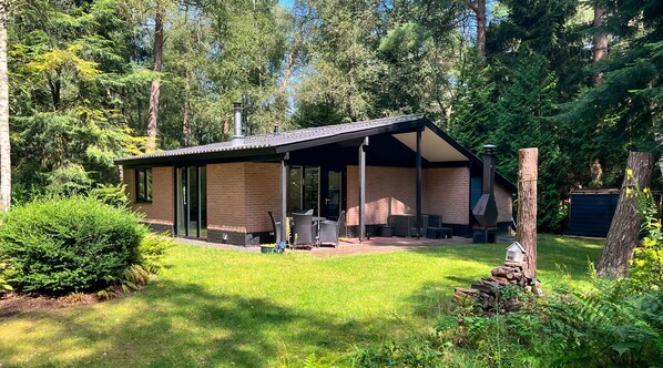 Voorkant met veranda en zicht op de tuin.
