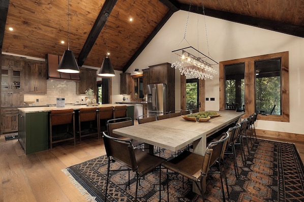 Iron Tree Lodge - Kitchen and Dining Area