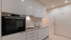 A fully equipped kitchen with high quality appliances and utensils.
#kitchen #homecook #quality #modern #portugal #pt #lisbon