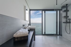Activities, Amenities, Balcony / Terrace / Patio, Building Exterior, Main Entrance, Spring, Summer, Wellness