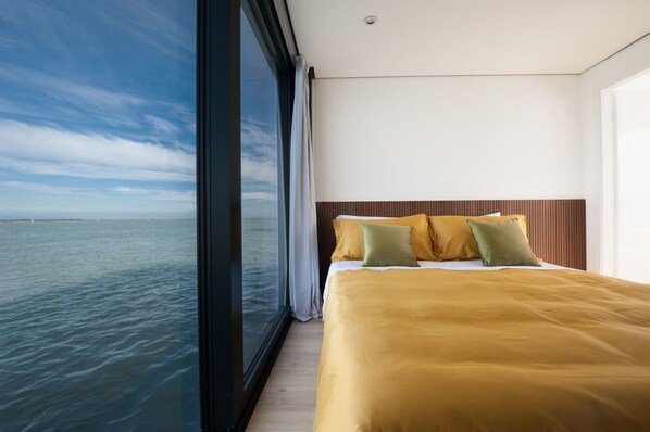 Activities, Amenities, Balcony / Terrace / Patio, Building Exterior, Main Entrance, Spring, Summer, Wellness