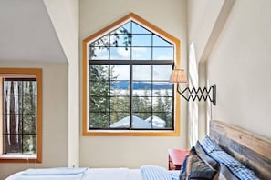 King bedroom bedroom with phenomenal views. 