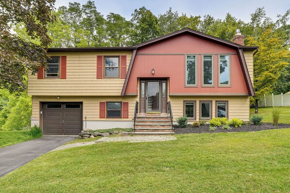 Monroe Vacation Rental | 4BR | 2BA | 1,700 Sq Ft | 5 Steps to Enter