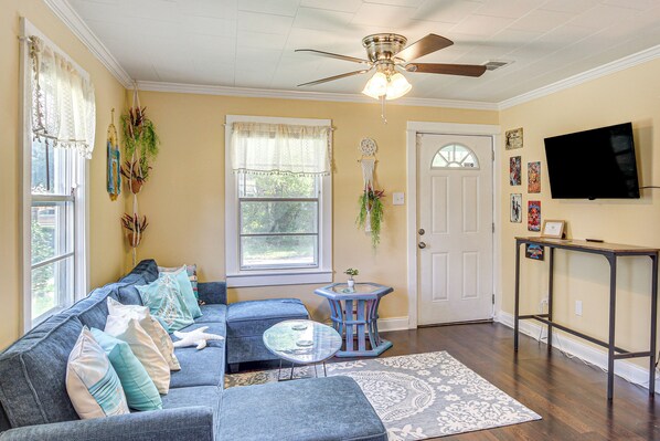 Gulfport Vacation Rental | 3BR | 2BA | 1,086 Sq Ft | 5 Steps to Access