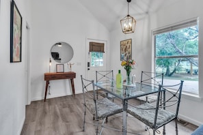 104_Scudder_Ln_Wimberley_TX_78676_USA-Dining_room-IMG_3133