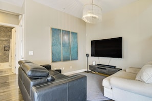 Living Room | Main Floor | Smart TV | Free WiFi | Central A/C & Heating