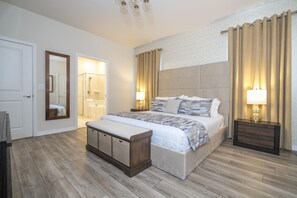 1st Floor Master Bedroom (King Size Bed)