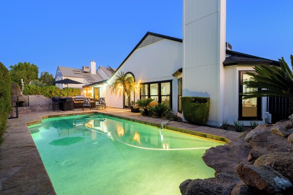 Take advantage of the beautiful weather of Scottsdale in the gorgeous backyard. 