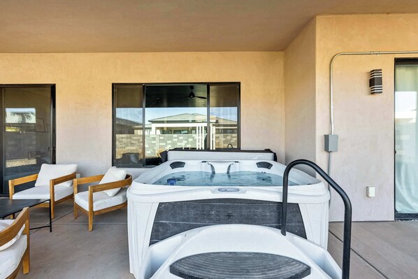 Outdoor spa tub