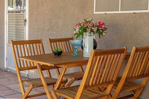 Outdoor dining area for 4 guests