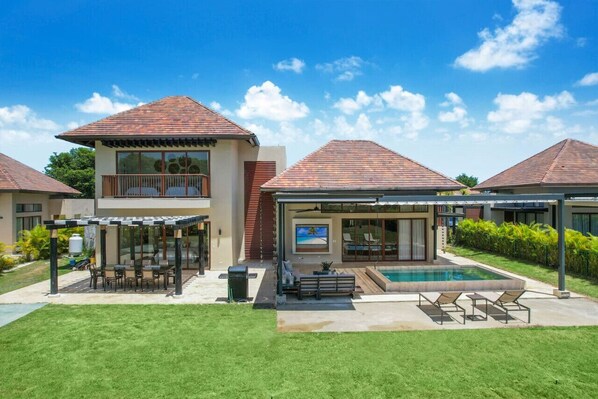 Green Village 1292: NEW Stylish 3BR villa w/ plunge pool and housekeeper