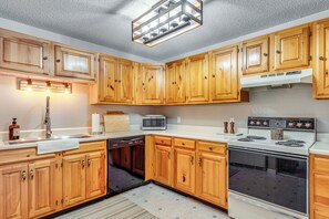 Kitchen | Dual Drip/Keurig Coffee Maker | Cooking Utensils | 1st Floor