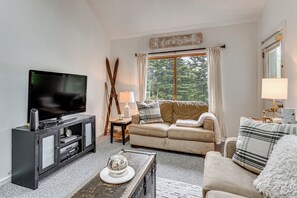 Living Room | Free WiFi | Smart TV | Central A/C | 1st Floor