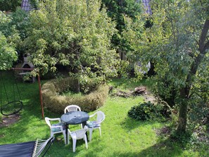 Plante, Ciel, Propriété, Bâtiment, Pot De Fleur, Nuage, Architecture, Fenêtre, Table, Mobilier De Jardin
