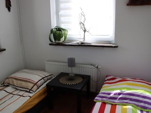 Plante, Ciel, Propriété, Bâtiment, Pot De Fleur, Nuage, Architecture, Fenêtre, Table, Mobilier De Jardin