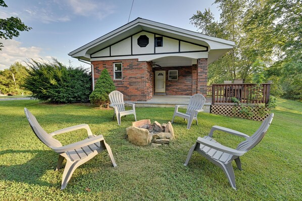 Rogers Vacation Rental | 3BR | 2BA | 1,400 Sq Ft | 2 Steps to Enter