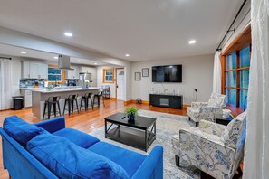 Living Room | Central Heating & A/C | Free WiFi