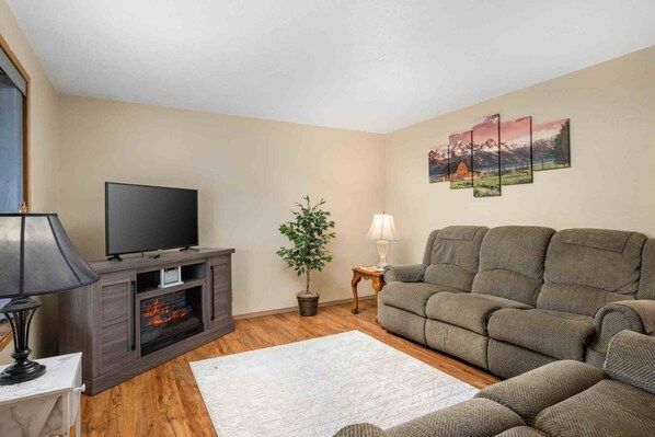 Welcome to Our Great Little Home, your cozy retreat in the heart of charming Carlton, Oregon!
