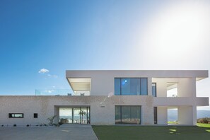 Avery Villa features 6 bedrooms, that can comfortably accommodate up to 12 guests.