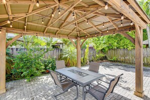Backyard | Outdoor Dining Area