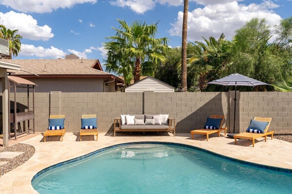 Sparkling pool w/ plenty of seating for everyone