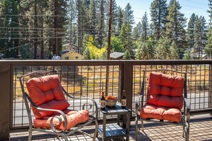 Outside Seating with Lake Peaks-Kings Bear Cabin
