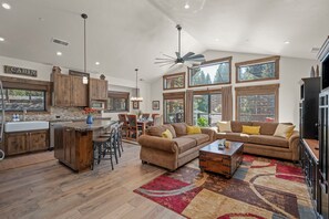 Open Concept- Kings Bear Cabin