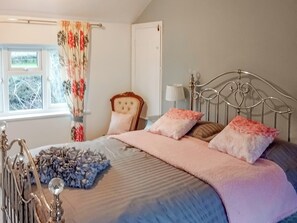 Double bedroom | Ivy Rose Cottage, Ipswich