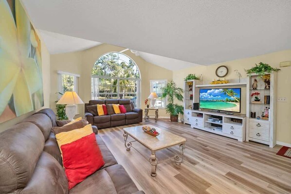 Spacious Living Room with Comfortable Seating