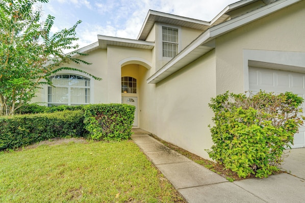 Kissimmee Vacation Rental | 5BR | 3BA | 2,300 Sq Ft | 1 Step to Enter