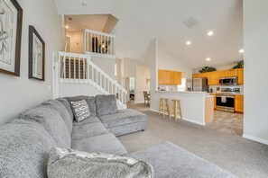 Living Room | Free WiFi | Smart TV | Central A/C | 1st Floor