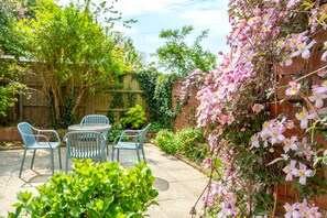 Scarrowbeck House, Hanworth: A quiet spot for a morning coffee