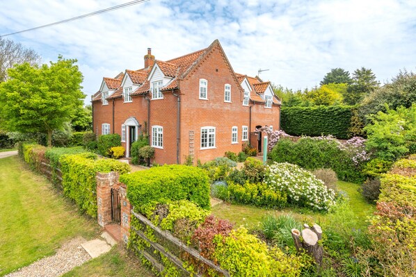 Scarrowbeck House, Hanworth: Front elevation showing the established garden