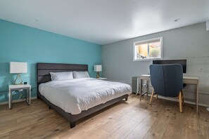 Bedroom 4: King